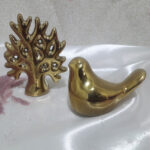 مجسمه پرنده و درخت آبکاری شده طلایی